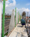 843507 Afbeelding van de bouw van de geluidswal-studentenwoningen langs de Waterlinieweg (links) op de campus van het ...